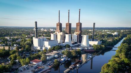 Blick auf das Heizkraftwerk auf Erdgasbasis in Lichterfelde am frühen Morgen. (Symbolbild)