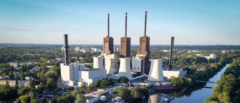 Blick auf das Heizkraftwerk auf Erdgasbasis in Lichterfelde am frühen Morgen. (Symbolbild)