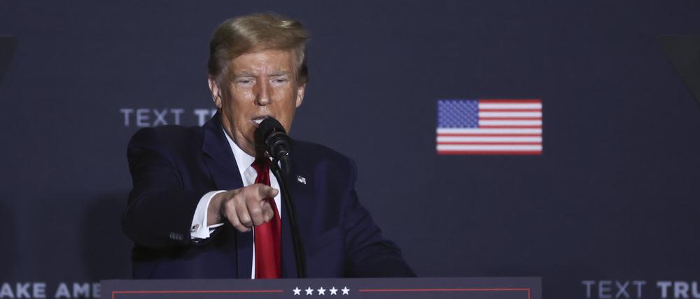 Donald Trump (Republikaner), ehemaliger Präsident der USA und US-Präsidentschaftsbewerber, spricht bei einer Wahlkampfveranstaltung in North Charleston.