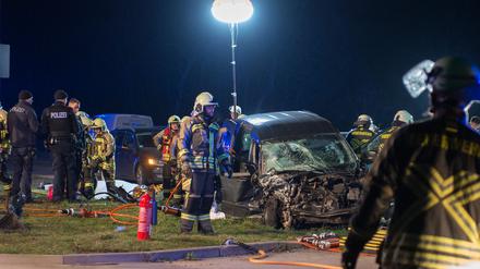 Bei dem schweren Verkehrsunfall auf der Bundesstraße 1 nahe Rüdersdorf bei Berlin sind zwei Menschen ums Leben gekommen. 