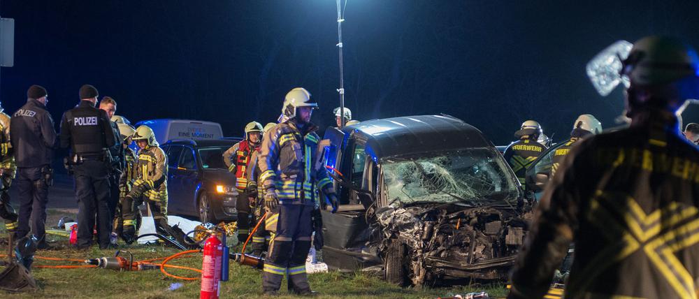 Helfer stehen an einer Unfallstelle. Bei dem schweren Verkehrsunfall auf der Bundesstraße 1 nahe Rüdersdorf sind zwei Menschen ums Leben gekommen.