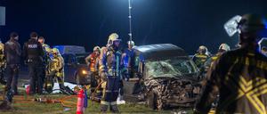 Helfer stehen an einer Unfallstelle. Bei dem schweren Verkehrsunfall auf der Bundesstraße 1 nahe Rüdersdorf sind zwei Menschen ums Leben gekommen. 