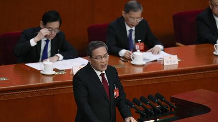 Li Qiang, Ministerpräsident von China, hält seine Eröffnungsrede.