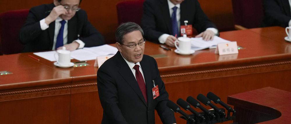 Li Qiang, Ministerpräsident von China, hält seine Eröffnungsrede.