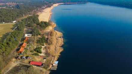 04.03.2024, Brandenburg, Frankfurt (Oder): Der Helenesee (Luftaufnahme mit einer Drohne). 