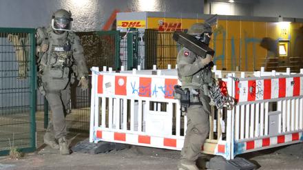 Niedersächsische Spezialkräfte im Einsatz. Ohne Ergebnis verließen sie am Dienstagmorgen das Hochhaus am Friedrichshainer Franz-Mehring-Platz.