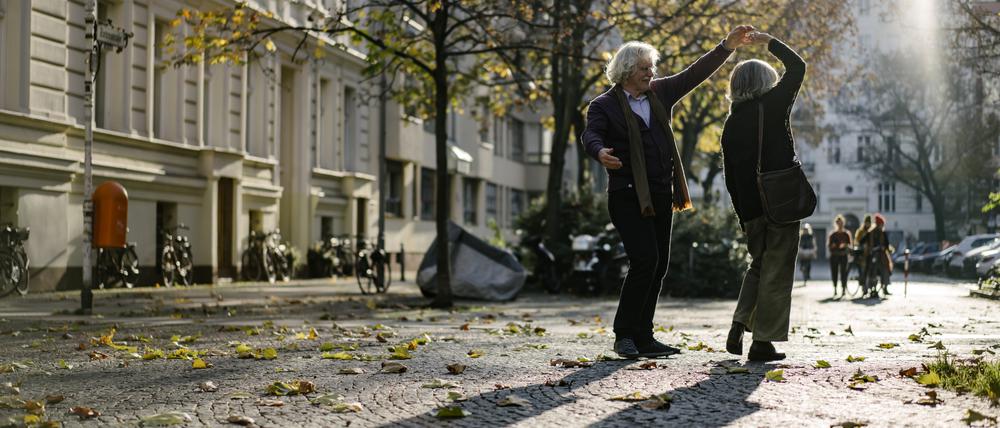 Gemeinsam happy: zwei glückliche Menschen im Rentneralter.