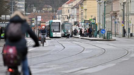 Potsdam, 19.02.2024, Lokales, Friedrich-Ebert-Straße, Friedrich-Ebert-Strasse, Stadtbilder, Haltestelle, Platz der Einheit, Tram, Straßenbahn, Strassenbahn, ÖPNV, Radfahrer, Foto: Ottmar Winter PNN ACHTUNG: Foto ist ausschließlich für redaktionelle Berichterstattung der PNN und des TGSP! Eine kommerzielle Nutzung, z.B. Werbung, ist ausgeschlossen. Die Weitergabe an nicht autorisierte Dritte, insbesondere eine weitergehende Vermarktung über Bilddatenbanken, ist unzulässig.