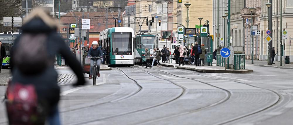 Potsdam, 19.02.2024, Lokales, Friedrich-Ebert-Straße, Friedrich-Ebert-Strasse, Stadtbilder, Haltestelle, Platz der Einheit, Tram, Straßenbahn, Strassenbahn, ÖPNV, Radfahrer, Foto: Ottmar Winter PNN ACHTUNG: Foto ist ausschließlich für redaktionelle Berichterstattung der PNN und des TGSP! Eine kommerzielle Nutzung, z.B. Werbung, ist ausgeschlossen. Die Weitergabe an nicht autorisierte Dritte, insbesondere eine weitergehende Vermarktung über Bilddatenbanken, ist unzulässig.