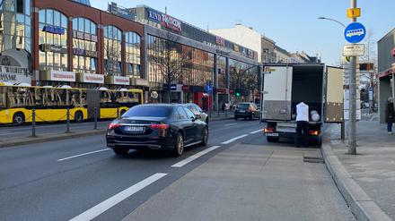Die Hauptstraße ist bekannt für die häufig zugeparkte, bisher zeitlich befristete Busspur. 