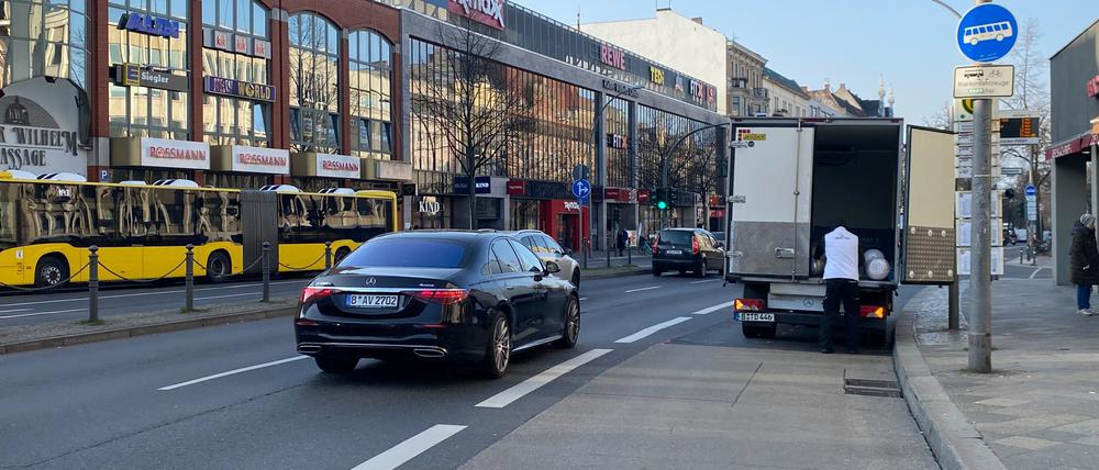 Die Hauptstraße ist bekannt für die häufig zugeparkte, bisher zeitlich befristete Busspur. 