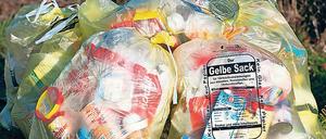 Gelbe Säcke stehen an einem Grundstück zur Abholung bereit. 