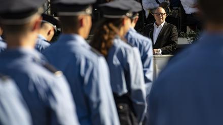 Innenminister Michael Stübgen (CDU) bei der Vereidigung angehender Polizeibeamter. Künftig sollen sie wie Staatsdiener aller Berufsgruppen vorher auf extremistische Tendenzen überprüft werden.