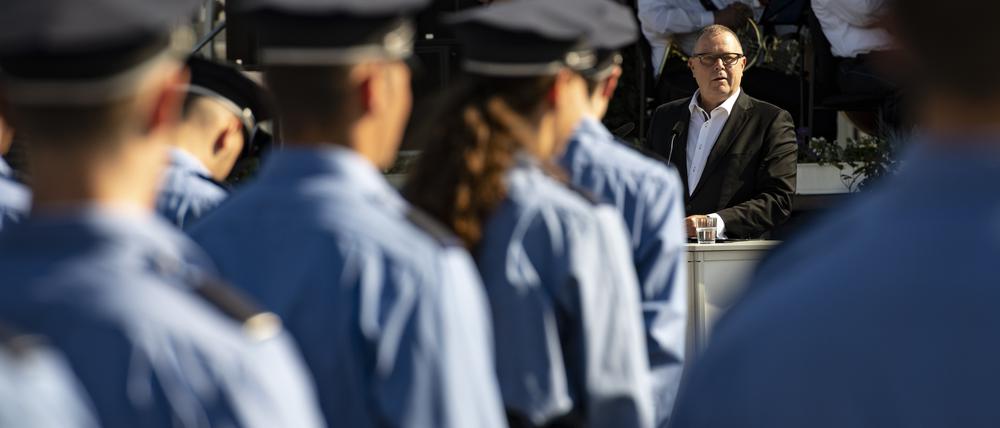 Innenminister Michael Stübgen (CDU) bei der Vereidigung angehender Polizeibeamter. Künftig sollen sie wie Staatsdiener aller Berufsgruppen vorher auf extremistische Tendenzen überprüft werden.