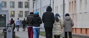 Migranten gehen über das Gelände der Zentralen Erstaufnahmeeinrichtung für Asylbewerber (ZABH) des Landes Brandenburg in Eisenhüttenstadt. 