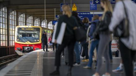 Eine S-Bahn fährt ein.