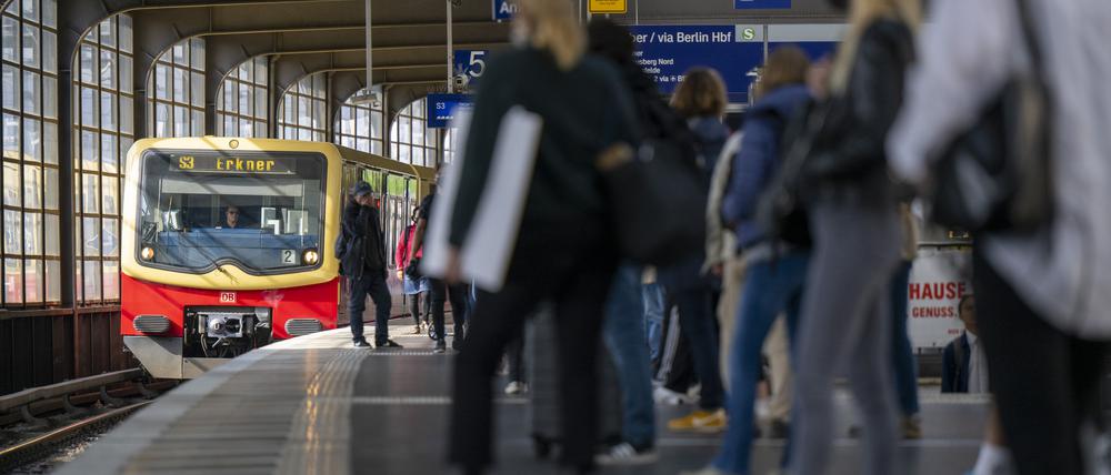Eine S-Bahn fährt ein.