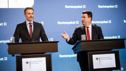 Hubertus Heil (r., SPD), Bundesminister für Arbeit und Soziales, spricht neben Christian Lindner (FDP).