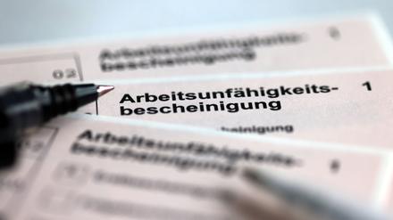 Lohnfortzahlung im Krankheitsfall: Manche Ökonomen nehmen den Kostenanstieg als Anlass, um Zahlungen künftig anders zu gestalten.  