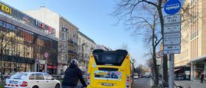 Die Hauptstraße ist bekannt für die häufig zugeparkte, bisher zeitlich befristete Busspur. Nun sollen die äußeren Streifen künftig zu geschützten Radspuren werden. Die mittleren Spuren werden zu Busspuren, und die dritten Spuren sind dann für den übrigen Kfz-Verkehr.