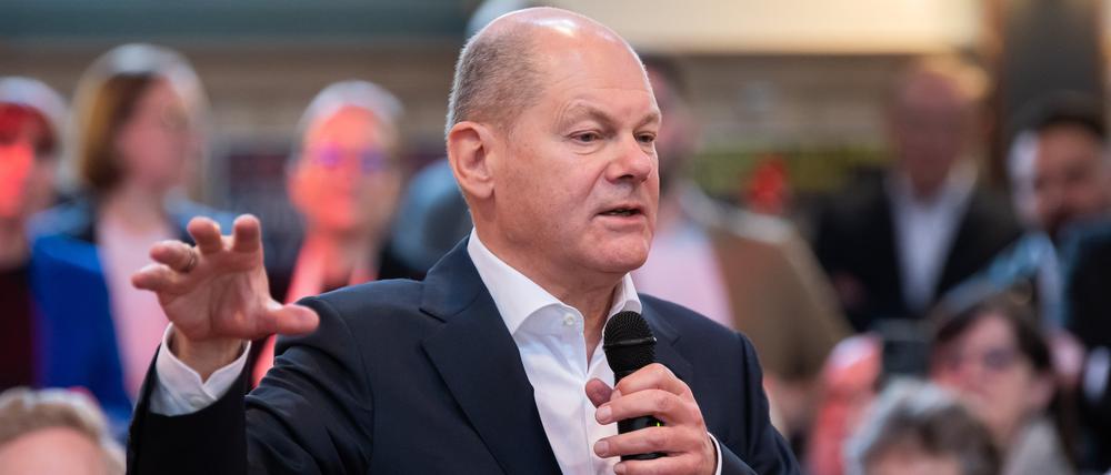 Bundeskanzler Olaf Scholz (SPD) spricht während eines Bürgerdialogs in Nagold.