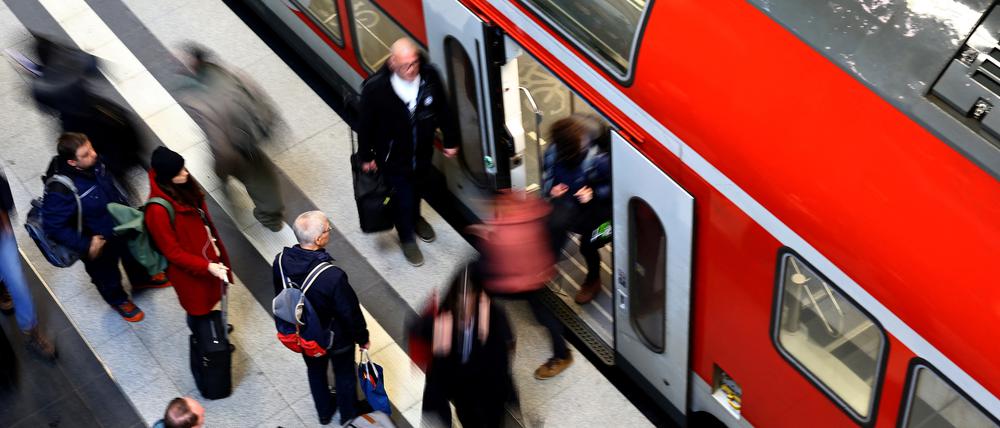 Leute steigen aus dem Zug aus.