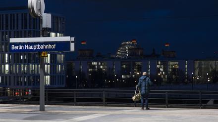 Ein Fahrgast steht einsam auf einem Bahnsteig am Berliner Hauptbahnhof. 