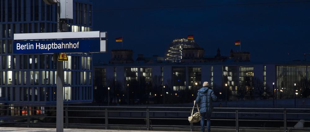 Ein Fahrgast steht einsam auf einem Bahnsteig am Berliner Hauptbahnhof.