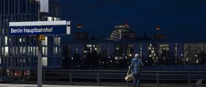 Ein Fahrgast steht einsam auf einem Bahnsteig am Berliner Hauptbahnhof. 