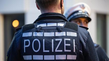Eine uniformierte Polizistin (r) und ein Polizist sind in Nahaufnahme zu sehen. (Symbolbild) 