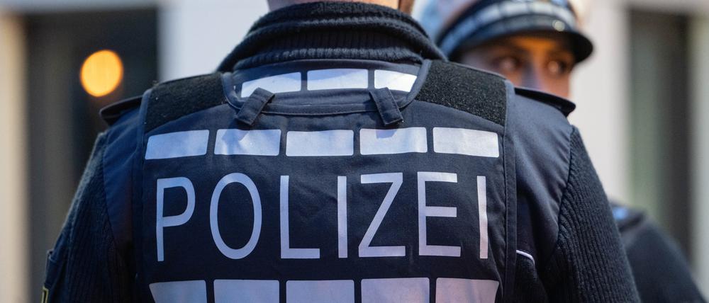 Eine Polizistin (r) und ein Polizist stehen nebeneinander (gestellte Szene).