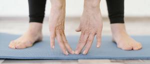 Nahaufnahme Hände berühren Yogamatte *** Close-up Hands touch Yoga mat Copyright: imageBROKER/OleksandrxLatkun ibxole09796346.jpg Bitte beachten Sie die gesetzlichen Bestimmungen des deutschen Urheberrechtes hinsichtlich der Namensnennung des Fotografen im direkten Umfeld der Veröffentlichung