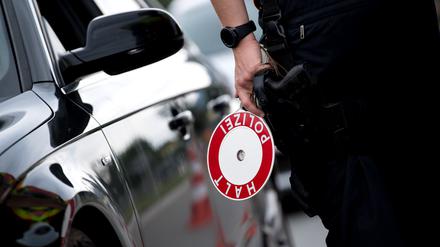 Polizisten kontrollieren an der Kontrollstelle Kiefersfelden an der Autobahn 93 (A93) Fahrzeuge, die aus Österreich nach Deutschland kommen.