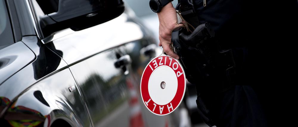 Polizisten kontrollieren an der Kontrollstelle Kiefersfelden an der Autobahn 93 (A93) Fahrzeuge, die aus Österreich nach Deutschland kommen.