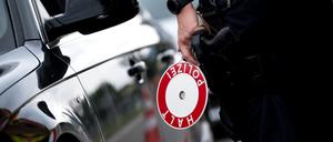 Polizisten kontrollieren an der Kontrollstelle Kiefersfelden an der Autobahn 93 (A93) Fahrzeuge, die aus Österreich nach Deutschland kommen.