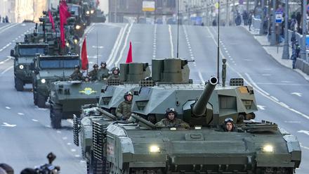 Bei der Militärparade zum Tag des Sieges präsentiert Russland seine T-14 Armata-Panzer.