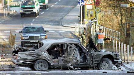Szene aus Veiels Film „Black Box BRD“: Polizeibeamte am 30. 11. 1989 am Wrack der Limousine von Alfred Herrhausen in Bad Homburg. 