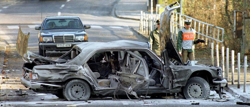 Szene aus Veiels Film „Black Box BRD“: Polizeibeamte am 30. 11. 1989 am Wrack der Limousine von Alfred Herrhausen in Bad Homburg. 