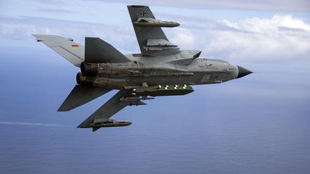 Ein fliegender Kampfjet Tornado IDS ASSTA 3.0, bestückt mit dem Lenkflugkörper Taurus, in Südafrika (Archivbild vom 28.03.2017).