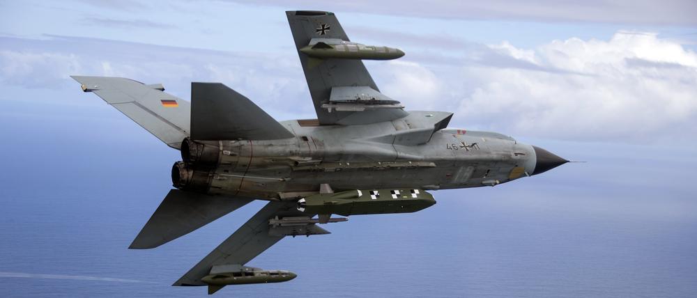 Ein fliegender Kampfjet Tornado IDS ASSTA 3.0, bestückt mit dem Lenkflugkörper Taurus, in Südafrika (Archivbild vom 28.03.2017).