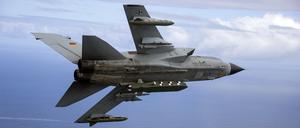 Ein fliegender Kampfjet Tornado IDS ASSTA 3.0, bestückt mit dem Lenkflugkörper Taurus, in Südafrika (Archivbild vom 28.03.2017).