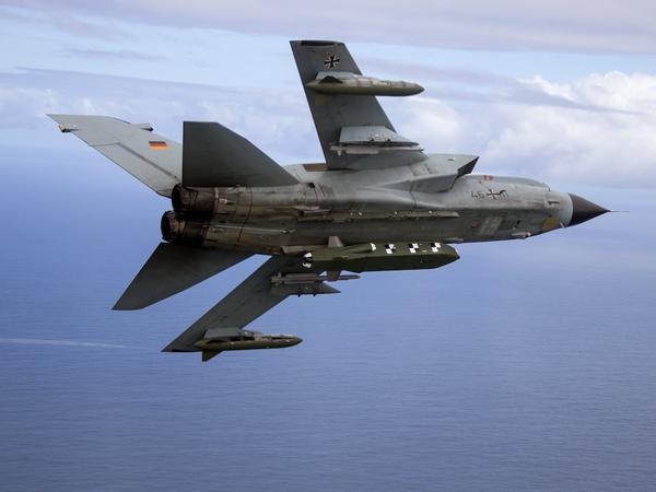 Ein fliegender Kampfjet Tornado IDS ASSTA 3.0, bestückt mit dem Lenkflugkörper Taurus, in Südafrika (Archivbild vom 28.03.2017).