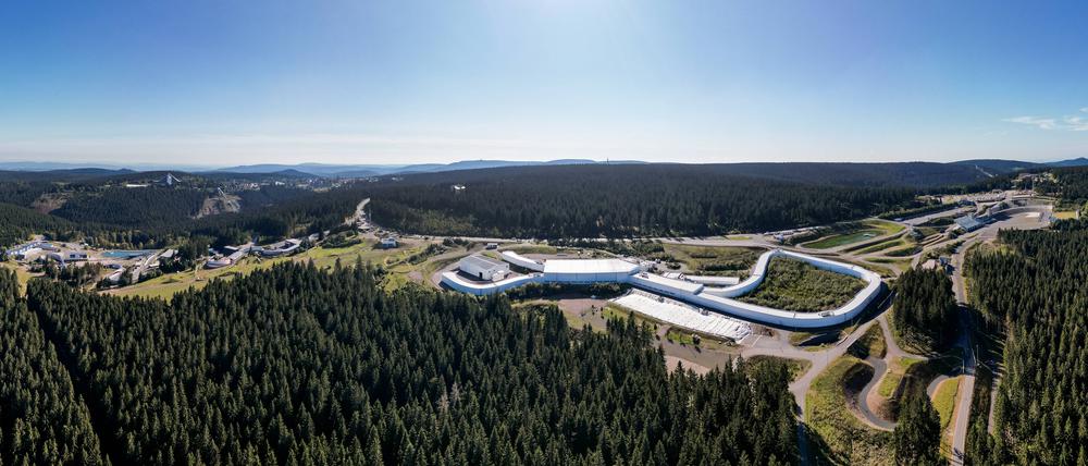 Oberhof am Horizont. Die Lotto-Thüringen-Skisport-Halle.