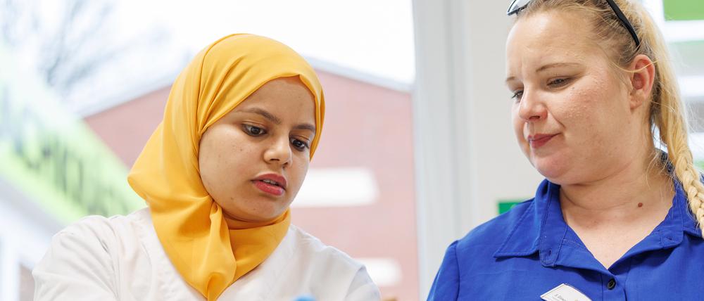 Pflegefachkräfte wie Kaouther Toumi (l) und Praxisanleiterin Susann Glowalla (r) sind überproportional häufig weiblich.
