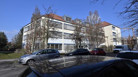 Potsdam, 05.03.2024, Lokales, Haus, Gebäude, Gebaeude, Eleonore-Prochaska-Straße 11, leonore-Prochaska-Strasse 11, Thema Neues Flüchtlinheim im Kirchsteigfeld, Foto: Ottmar Winter PNN ACHTUNG: Foto ist ausschließlich für redaktionelle Berichterstattung der PNN und des TGSP! Eine kommerzielle Nutzung, z.B. Werbung, ist ausgeschlossen. Die Weitergabe an nicht autorisierte Dritte, insbesondere eine weitergehende Vermarktung über Bilddatenbanken, ist unzulässig.