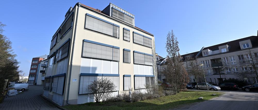 Potsdam, 05.03.2024, Lokales, Haus, Gebäude, Gebaeude, Eleonore-Prochaska-Straße 11, leonore-Prochaska-Strasse 11, Thema Neues Flüchtlinheim im Kirchsteigfeld, Foto: Ottmar Winter PNN ACHTUNG: Foto ist ausschließlich für redaktionelle Berichterstattung der PNN und des TGSP! Eine kommerzielle Nutzung, z.B. Werbung, ist ausgeschlossen. Die Weitergabe an nicht autorisierte Dritte, insbesondere eine weitergehende Vermarktung über Bilddatenbanken, ist unzulässig.