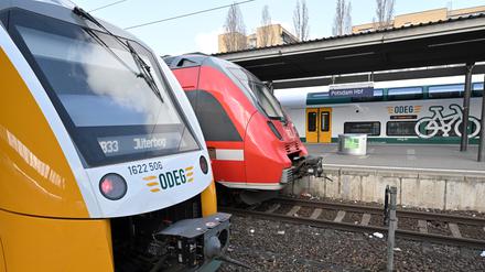 Regionalzüge stehen im Potsdamer Hauptbahnhof.