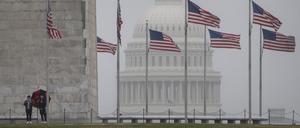 US-Fahnen wehen am 05.03.2024 vor dem Kapitol in Washington.