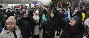  Menschen gehen zur Beerdigung des russischen Oppositionellen Nawalny auf dem Friedhof Borisowskoje. 