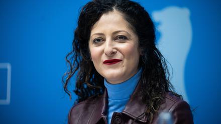 Cansel Kiziltepe (SPD), Berliner Senatorin für Arbeit, Soziales, Gleichstellung, Integration, Vielfalt und Antidiskriminierung, spricht nach einer Sitzung des Berliner Senats im Roten Rathaus.